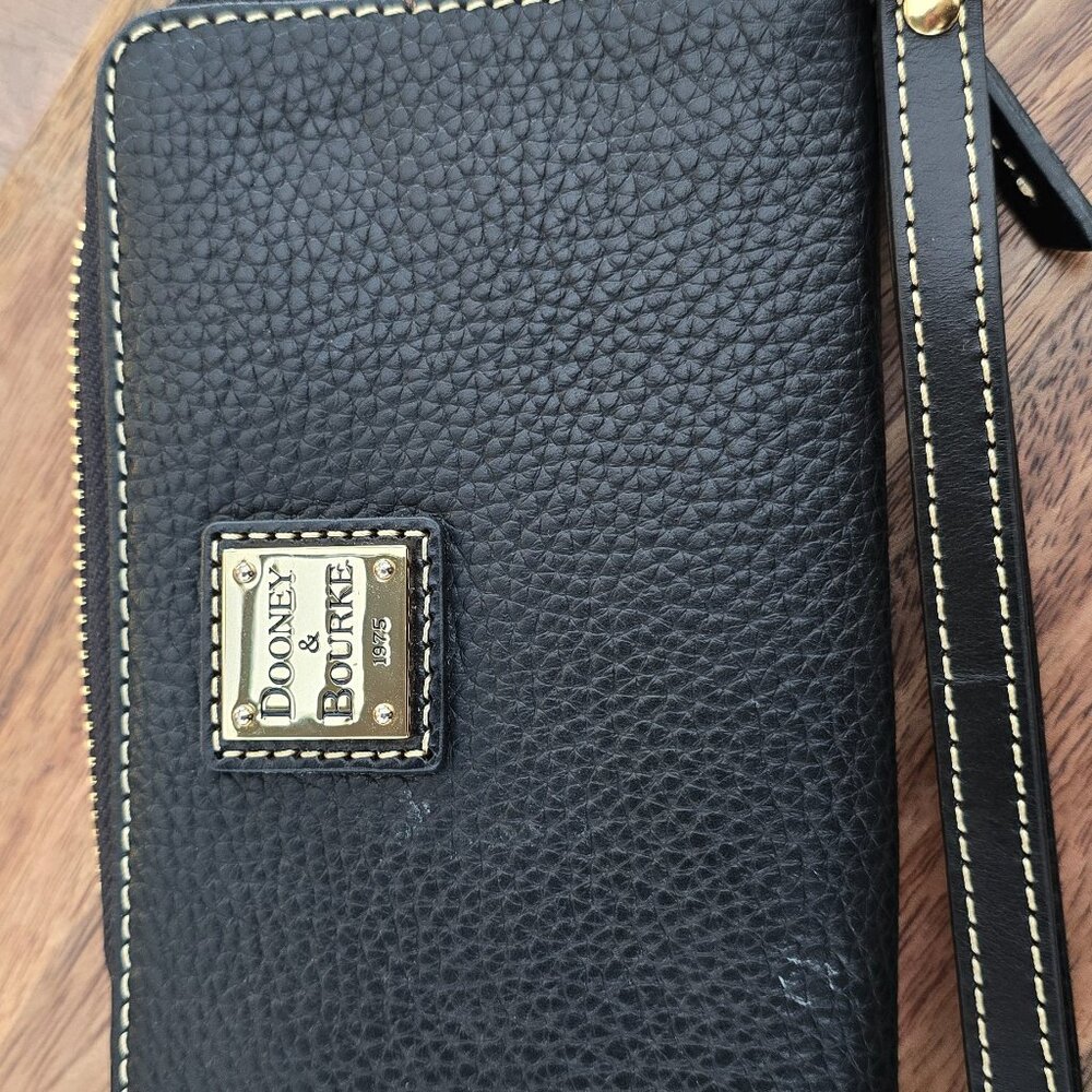 Pebble Grain Zip Around Phone Wristlet
Style ZR102BL
Color: Black